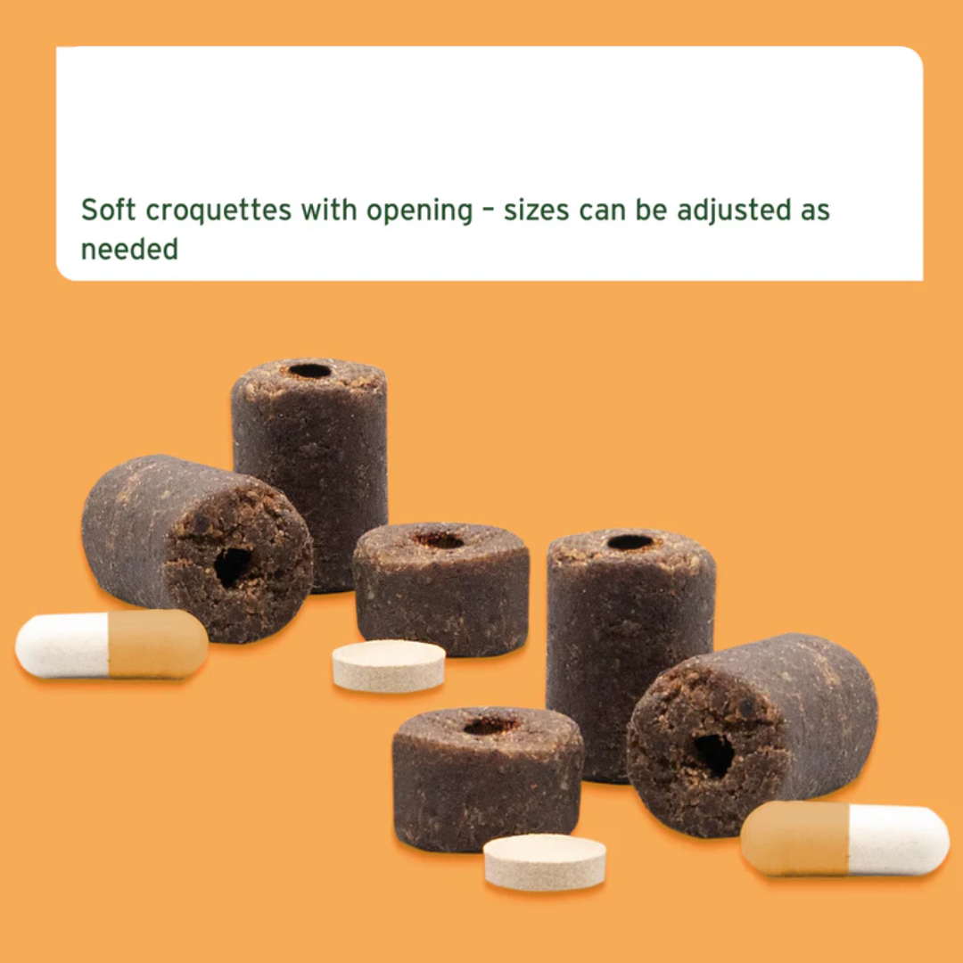 infographic of Aniforte Hideaway Snack showing the products loose with some ills. Stating "Soft croquettes with opening - sizes can be adjusted as needed."
