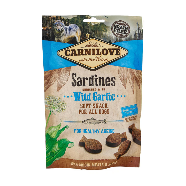 Carnilove Sardine with wild garlic soft snacks against a white background.