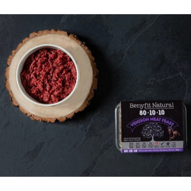 A bowl of Benyfit Venison Meat Feast Complete 80:10:10 served alongside it's packaging.